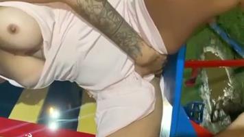 Tayna da Mansão Bonde se masturbando no parquinho publico